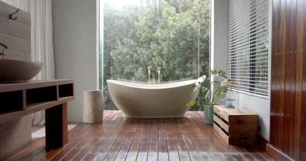 Vista Geral Banheiro Com Banheira Janela Câmera Lenta Interior Design — Vídeo de Stock