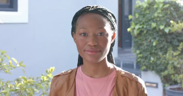 Портрет Счастливой Африканской Женщины Американки Улыбающейся Солнечном Саду Копирующей Пространство — стоковое видео