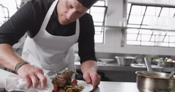 Blanke Mannelijke Chef Kok Schoonmaak Bord Met Maaltijd Keuken Slow — Stockvideo