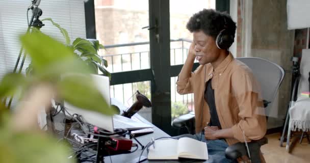 Χαρούμενος Αφροαμερικάνος Ακουστικά Που Φτιάχνει Ζωντανά Podcast Από Σπίτι Αντιγράφει — Αρχείο Βίντεο