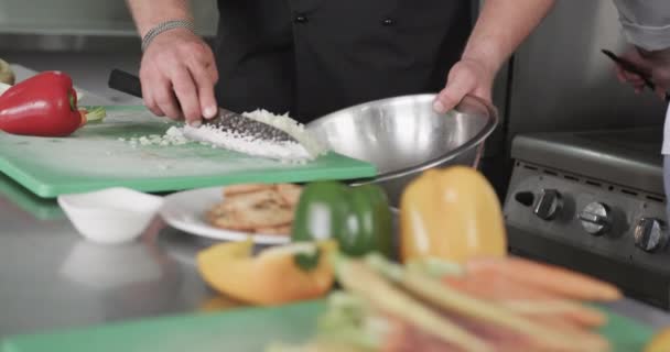 Kaukasiske Mandlige Kok Craping Cutted Grøntsager Skål Køkkenet Slow Motion – Stock-video