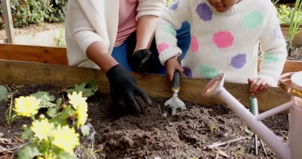 Щаслива Афроамериканська Бабуся Онука Садівництва Сім Задньому Плані Повільний Рух — стокове відео