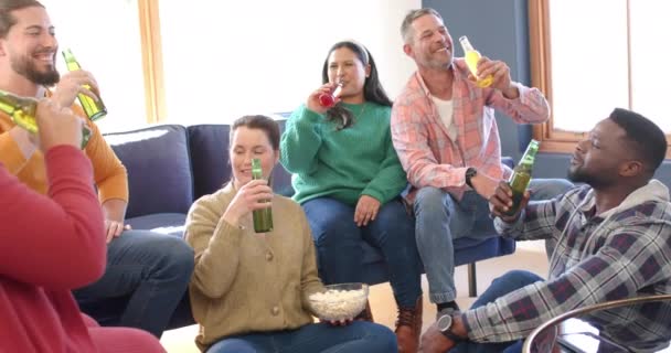 Felices Amigos Masculinos Femeninos Diversos Relajándose Casa Juntos Bebiendo Cervezas — Vídeo de stock