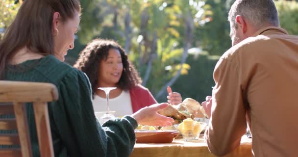 ハッピーな多様な男性と女性の友人は 日当たりの良い庭で感謝祭のお祝いの食事に祈りを捧げます 愛国心 アメリカの文化と伝統 変わらない — ストック動画