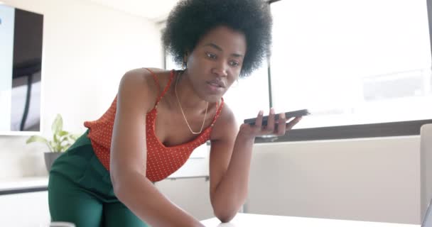 Heureuse Femme Affaires Afro Américaine Occasionnelle Parlant Sur Smartphone Dans — Video
