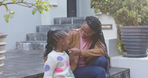Счастливая Африканская Американская Мать Дочь Сидят Разговаривают Саду Замедленная Съемка — стоковое видео