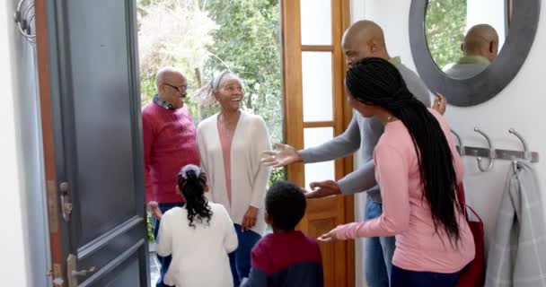 Ευτυχισμένοι Αφροαμερικανοί Γονείς Γιος Και Κόρη Καλωσορίζουν Παππούδες Στην Μπροστινή — Αρχείο Βίντεο