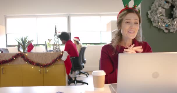 Feliz Mujer Negocios Caucásica Casual Con Sombrero Reno Haciendo Videollamada — Vídeo de stock