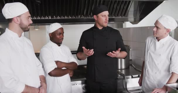 Diversi Chef Maschi Istruire Gruppo Tirocinanti Chef Maschi Cucina Rallentatore — Video Stock