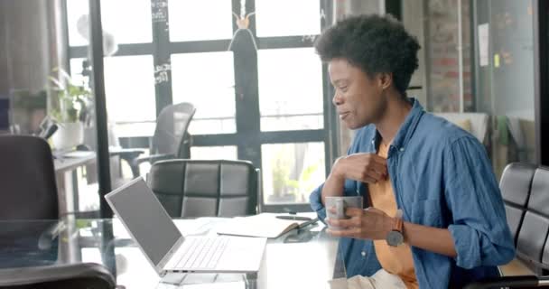 Szczęśliwy Afrykański Swobodny Biznesmen Przy Biurku Telefonem Laptopie Kawą Spowolniony — Wideo stockowe