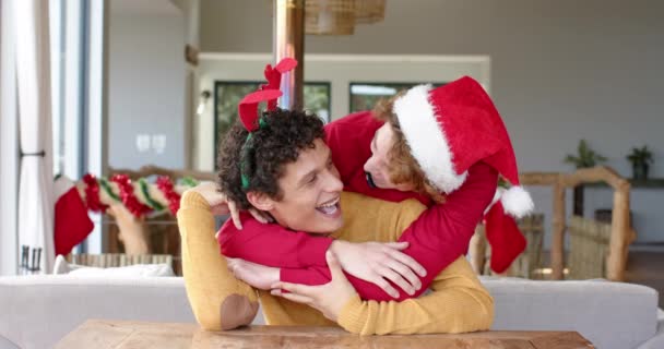 Feliz Pareja Gay Masculina Diversa Usando Tener Videollamada Casa Navidad — Vídeo de stock