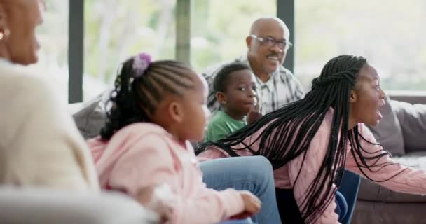 Izgatott Afro Amerikai Szülők Fiú Lánya Nagyszülei Sportot Néznek Tévében — Stock videók