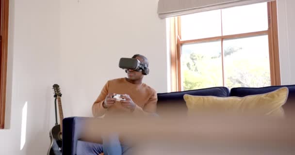 Uomo Afroamericano Seduto Sul Divano Con Auricolare Giocare Videogiochi Casa — Video Stock
