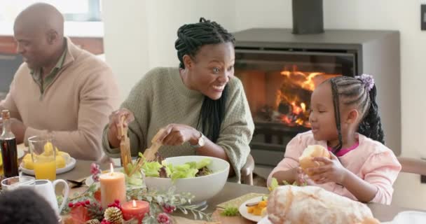 Pais Filhos Avós Afro Americanos Comemorando Jantar Ação Graças Câmera — Vídeo de Stock