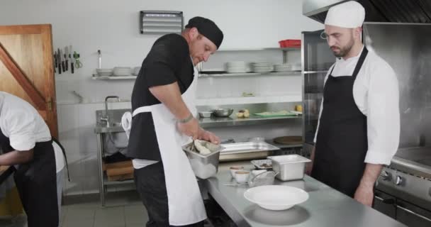 Tre Chef Maschi Diversi Che Preparano Pasti Cucina Rallentatore Cucina — Video Stock