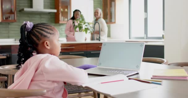 Африканська Американська Дівчина Яка Має Онлайн Клас Використовує Ноутбук Копіювальним — стокове відео