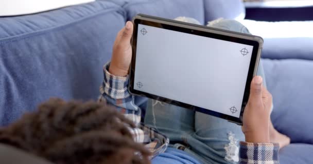 Ragazzo Afroamericano Che Utilizza Tablet Con Spazio Copia Sullo Schermo — Video Stock
