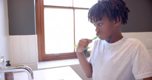 Niño Afroamericano Cepillándose Los Dientes Baño Casa Cámara Lenta Infancia — Vídeos de Stock
