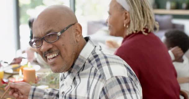 Porträtt Afrikansk Amerikansk Farfar Med Familj Vid Thanksgiving Middagsbord Slow — Stockvideo