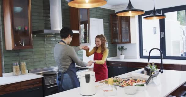 Mutlu Beyaz Lezbiyen Çift Yemek Hazırlıyor Dans Ediyor Güneşli Mutfakta — Stok video