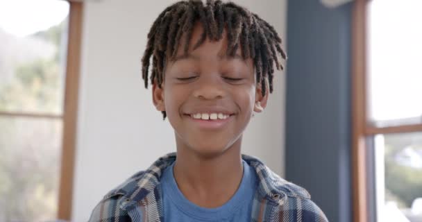Πορτρέτο Του Χαρούμενου Αφροαμερικανού Στο Σπίτι Αργή Κίνηση Τρόπος Ζωής — Αρχείο Βίντεο
