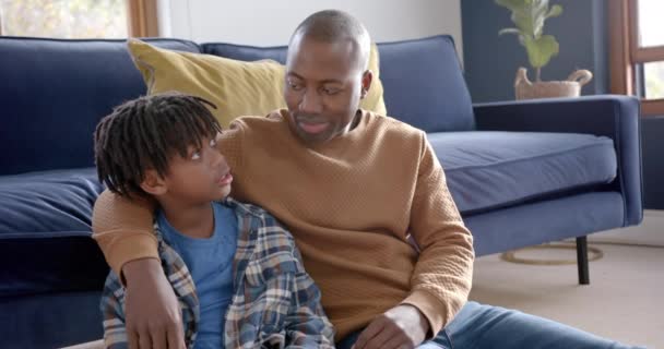 Africký Americký Otec Syn Objímají Mluví Plácají Doma Zpomalují Životní — Stock video