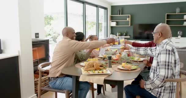 Feliz Familia Afroamericana Multigeneracional Haciendo Brindis Cena Acción Gracias Cámara — Vídeo de stock