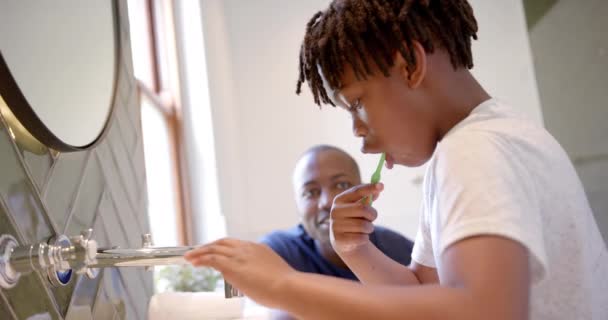 Afrikansk Amerikansk Far Och Son Borstar Tänderna Badrummet Hemma Slow — Stockvideo
