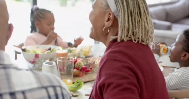 Porträtt Afrikansk Amerikansk Mormor Med Familj Vid Thanksgiving Middagsbord Slow — Stockvideo