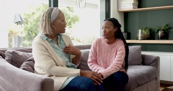 Šťastná Africká Americká Starší Matka Dospělá Dcera Sedí Gauči Mluví — Stock video