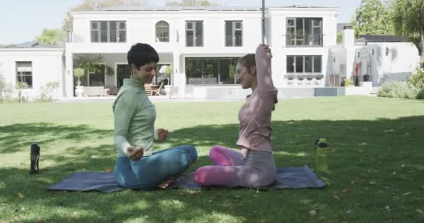Feliz Pareja Lesbianas Caucásicas Practicando Yoga Jardín Soleado Cámara Lenta — Vídeo de stock