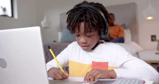 Menino Afro Americano Usando Laptop Para Aula Line Com Pai — Vídeo de Stock