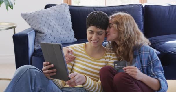 Szczęśliwa Biała Para Lesbijek Obejmująca Się Podłodze Używając Tabletu Karty — Wideo stockowe