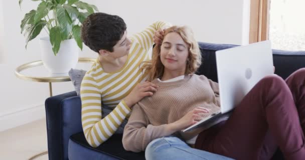 Szczęśliwa Biała Para Lesbijek Leżąca Kanapie Korzystająca Laptopa Uśmiechająca Się — Wideo stockowe