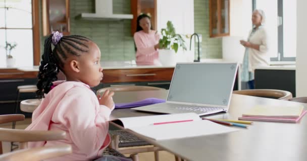 Afroamerykanka Mająca Zajęcia Online Używając Laptopa Przestrzenią Kopiowania Zwolnione Tempo — Wideo stockowe