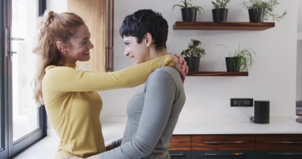 Feliz Pareja Lesbianas Caucásicas Abrazando Besándose Cocina Soleada Espacio Para — Vídeos de Stock