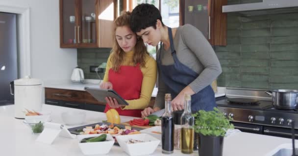 Kafkasyalı Mutlu Lezbiyen Çift Yemek Hazırlıyor Güneşli Mutfakta Tablet Kullanıyorlar — Stok video