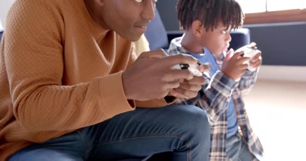 Αφροαμερικάνος Πατέρας Και Γιος Παίζουν Βιντεοπαιχνίδια Στο Σπίτι Αργή Κίνηση — Αρχείο Βίντεο