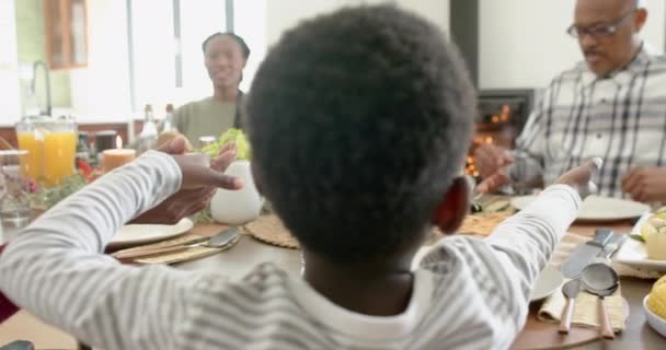 Šťastná Africká Americká Vícegenerační Rodina Držící Ruce Večeři Díkůvzdání Zpomalený — Stock video