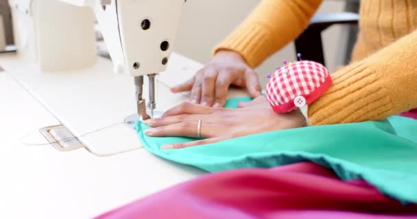 Biracial Designer Moda Feminina Tecido Costura Com Máquina Costura Estúdio — Vídeo de Stock
