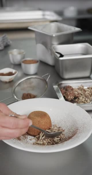 Καυκάσιος Σεφ Βάζει Γεύμα Λευκό Πιάτο Στην Κουζίνα Αργή Κίνηση — Αρχείο Βίντεο