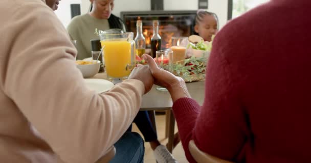 Fröhliche Afrikanisch Amerikanische Mehrgenerationenfamilie Beim Dankessen Zeitlupe Erntedank Feier Essen — Stockvideo