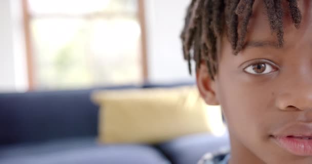 Hälften Porträtt Glad Afrikansk Amerikansk Pojke Hemma Med Kopieringsutrymme Slow — Stockvideo