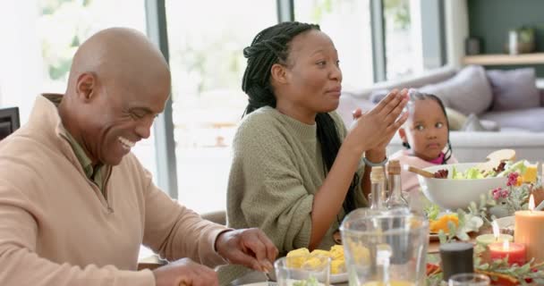 Portret Van Afro Amerikaanse Ouders Dochter Met Familie Tijdens Thanksgiving — Stockvideo