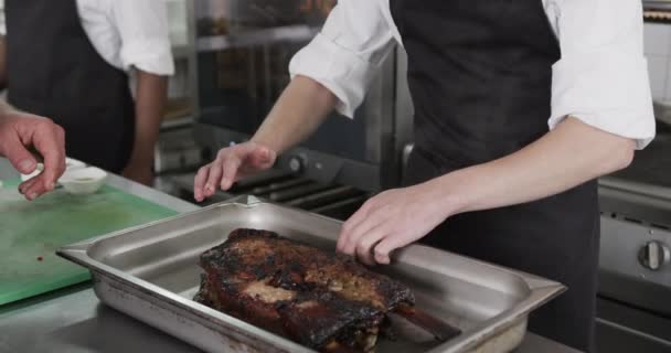 Белый Повар Мужчина Достает Кости Жареного Мяса Кухне Замедленная Съемка — стоковое видео