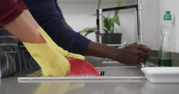 Διαφορετικό Ζευγάρι Που Πλένεται Στην Κουζίνα Αργή Κίνηση Αντιγραφή Χώρου — Αρχείο Βίντεο