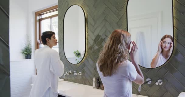 Glad Kaukasiske Lesbiske Par Kigger Spejlet Forbedrer Hår Smiler Badeværelset – Stock-video