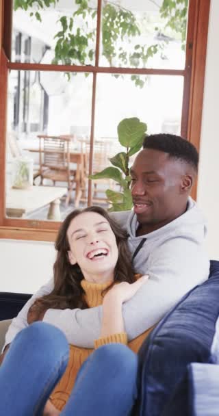 Heureux Couple Diversifié Embrassant Sur Canapé Riant Ralenti Relation Convivialité — Video