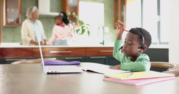 アフリカ系アメリカ人の少年は コピースペース スローモーションでヘッドフォンとラップトップを使用してオンラインクラスを持っています 子供時代 オンライン学習 コミュニケーション 家庭生活 ライフスタイル — ストック動画