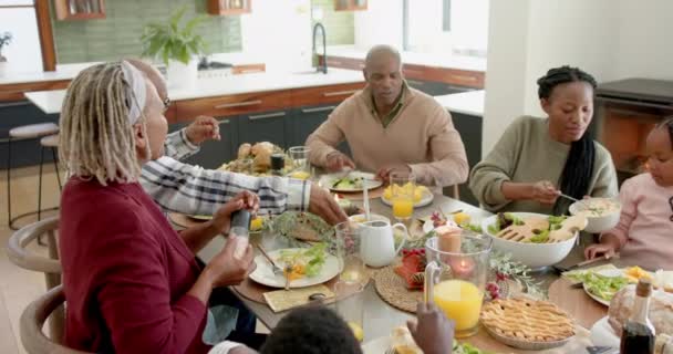 非裔美国人的父母 孩子和祖父母在感恩节宴会上庆祝 动作缓慢 感恩节 — 图库视频影像